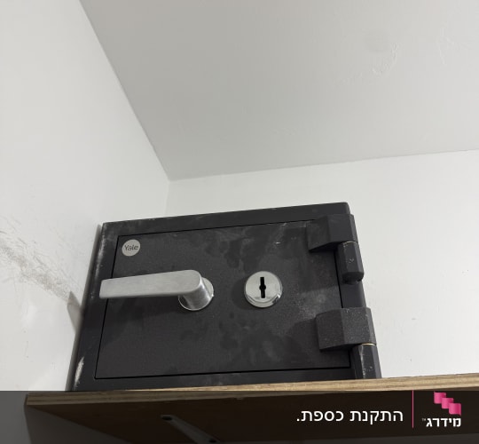 כספת מותקנת על מדף בחדר לבן